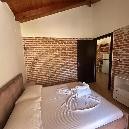 Nava Ksamil Polisi i Vogel