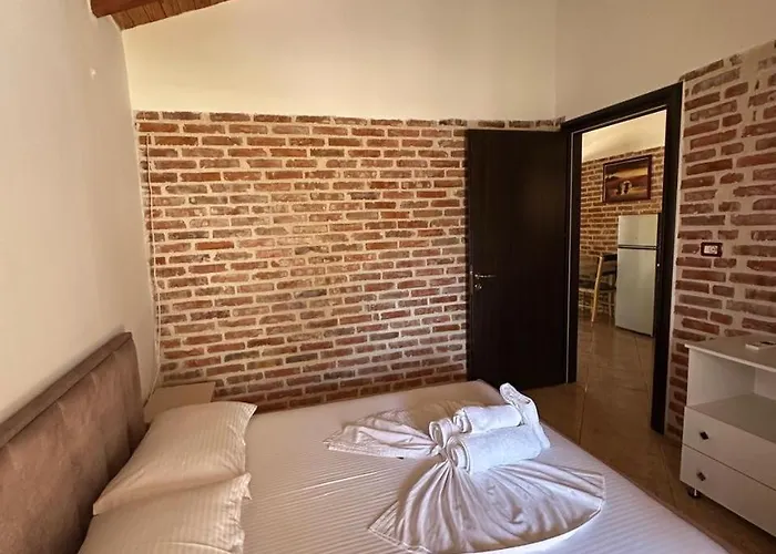 Nava Ksamil Polisi i Vogel